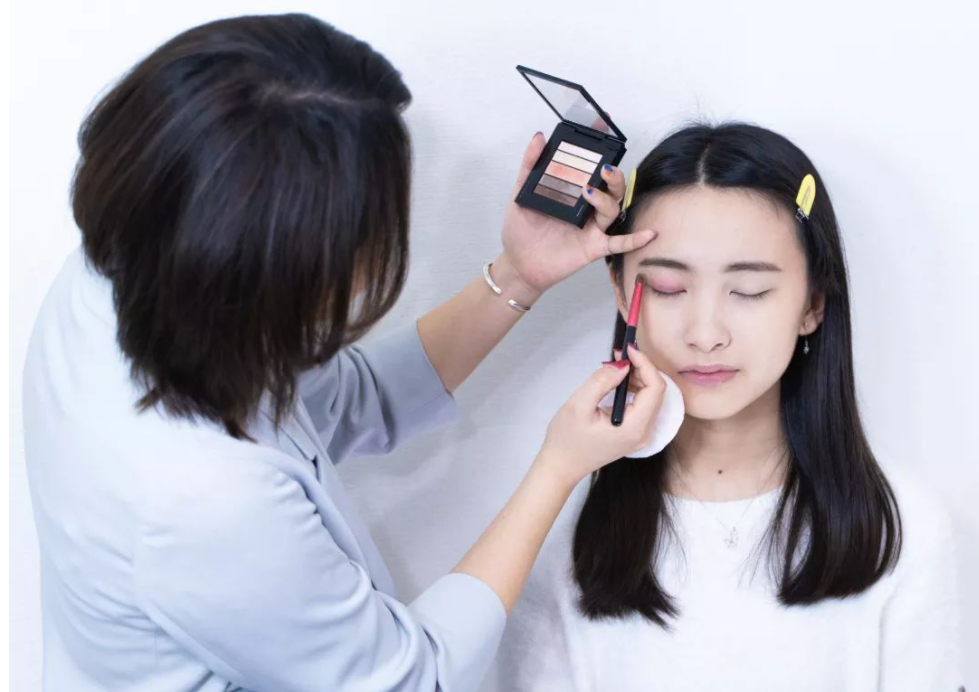 化妆师在宣传片拍摄中的重要性
